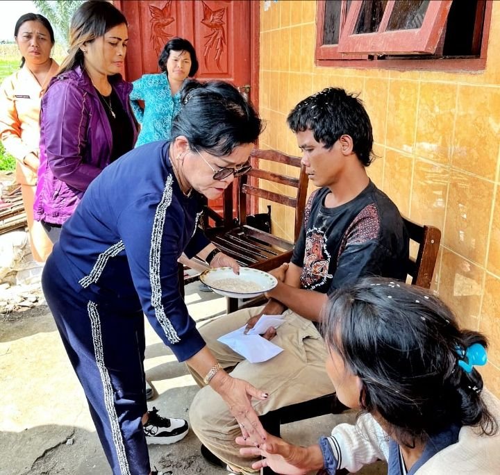 Ketua TP PKK Simalungun Kunjungi Korban Kebakaran di Kecamatan Purba