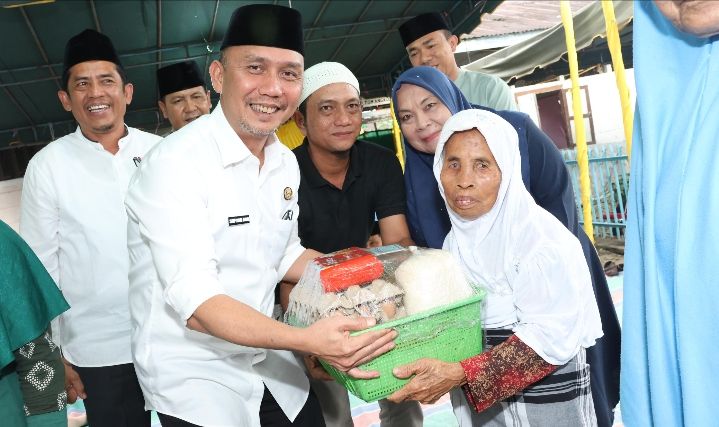 Ramadhan Ke-9, Bupati Dolly Pasaribu Bagikan Bantuan Ke Masyarakat Tantom Angkola Tapsel
