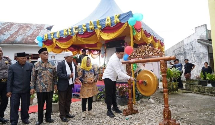 Bupati Pakpak Bharat Pukul Gong Bertanda MTQ Kecamatan Salak Resmi Dibuka