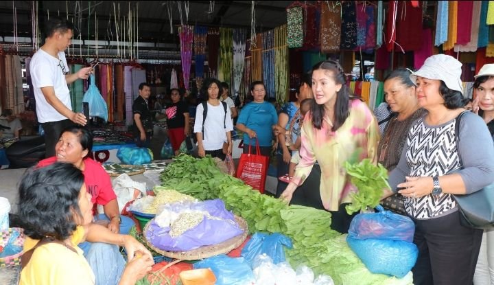 Ketua TP-PKK Toba "Maronan" ke Pasar Tumpah Porsea, Pedagang Keluhkan Limbah Rumah Tangga