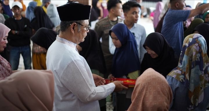 Ribuan Warga Terima Zakat dari Bupati Epyardi Asda