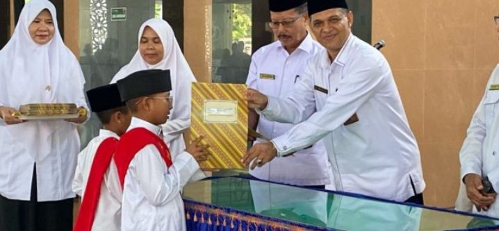 Mewakili Walikota Solok, H. Nova Elvino Membuka Resmi Wisuda Tahfiz di Lingkungan Kantor Kementerian Agama Kota Solok