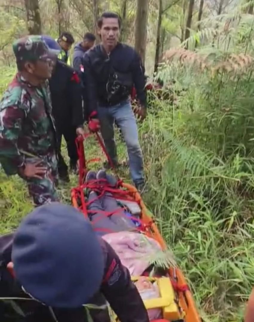 Personel SAR Satbrimob Polda Sumut Evakuasi Korban WNA Hilang
