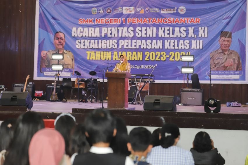 Wali Kota menghadiri acara Pentas Seni dan Pelepasan Siswa-siswi kelas XII Sekolah Menengah Kejuruan (SMK) Negeri 1