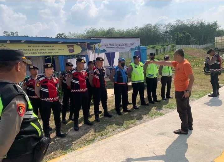 Sat Narkoba Polres Simalungun Menggelar Pengecekan Urine Supir Bus di Pos Pam Ops Ketupat Toba 2024