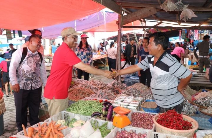 Blusukan ke Pasar Silaen, Bupati Toba Sapa Warga dan Belanja Kebutuhan Dapur