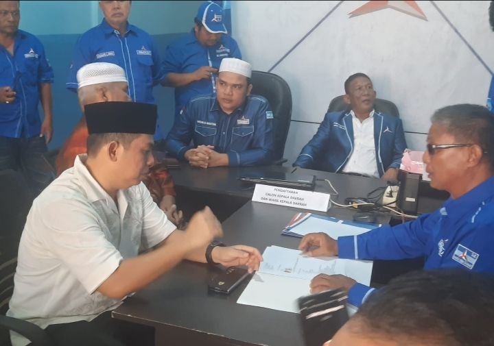 Putra Mahkota Alam  Daftar Calon Bupati Palas  ke Partai Demokrat