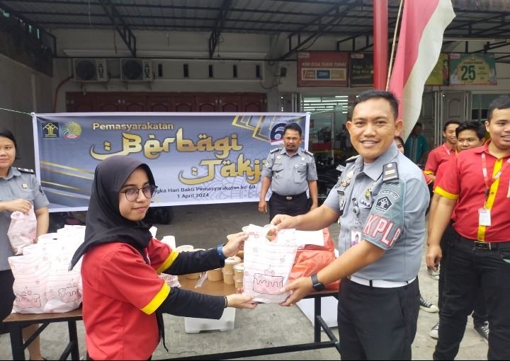 Lapas Narkotika Kelas IIA Pematangsiantar Bagi Takjil ke Masyarakat