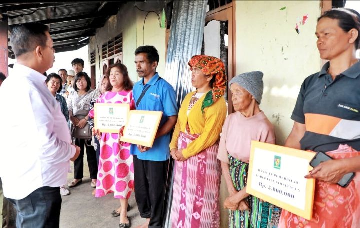 Jenguk Korban Musibah Kebakaran, Bupati Simalungun Berikan Bantuan Kepada para Korban