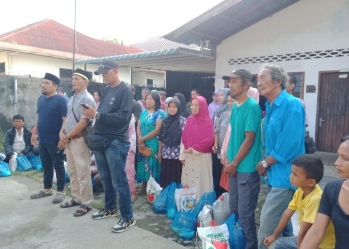 Sambut Idul Fitri, M Arif Tanjung Bagikan Puluhan Paket Sembako untuk Warga Dhuafa dan Lansia