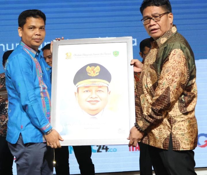 Bupati Tapsel Dolly Pasaribu Dihadiahi Lukisan Karya Reword Sumut24 Group
