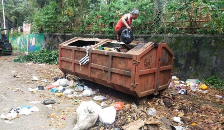 Walau Sudah Disediakan Bak Kontainer Sampah, Sampah Masih Ditemukan Berserakan di Luar Bak Kontainer.
