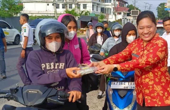 TP-PKK Dan DWP Kabupaten Simalungun Bagi Takjil Gratis Kepada Masyarakat