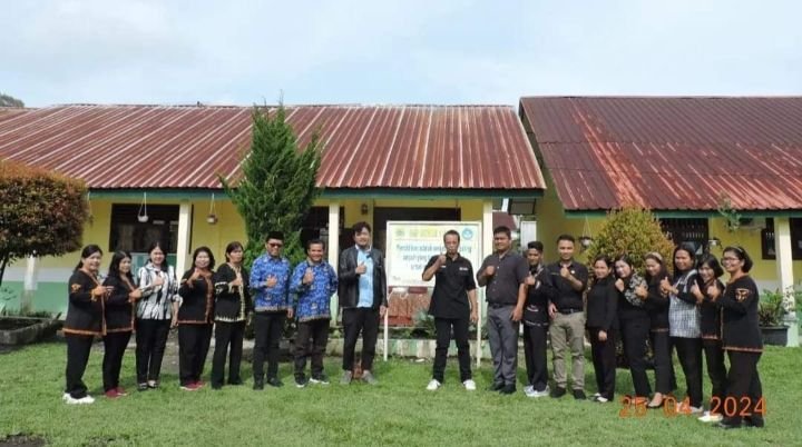 Tim Dari Kementerian RI Kunjungi SMP N 1 Salak