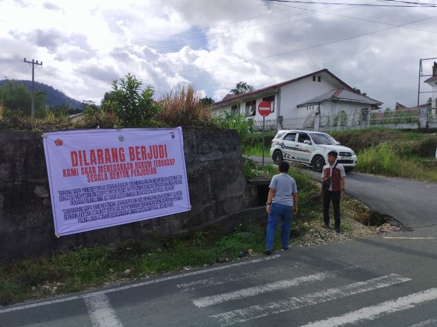 Polres Pakpak Bharat Memasang Spanduk Himbauan Stop Perjudian, Ini Pesan AKBP Bambang C Utomo