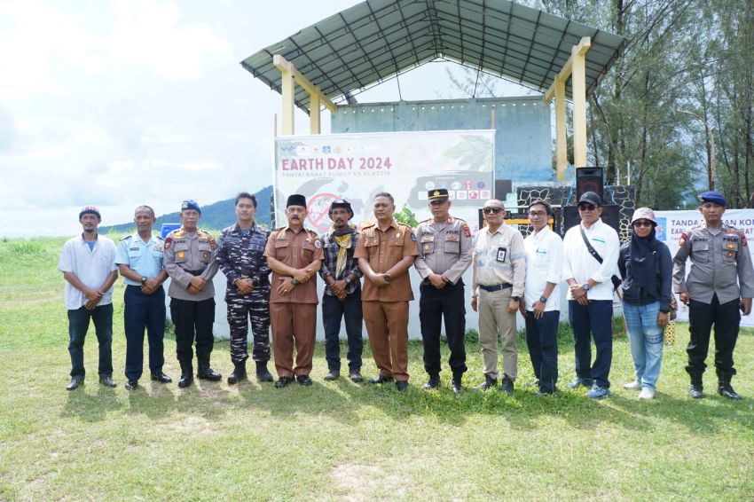 Earth Day 2024, Menggaungkan Perlawanan Terhadap Plastik Dari Pantai Barat Sumut