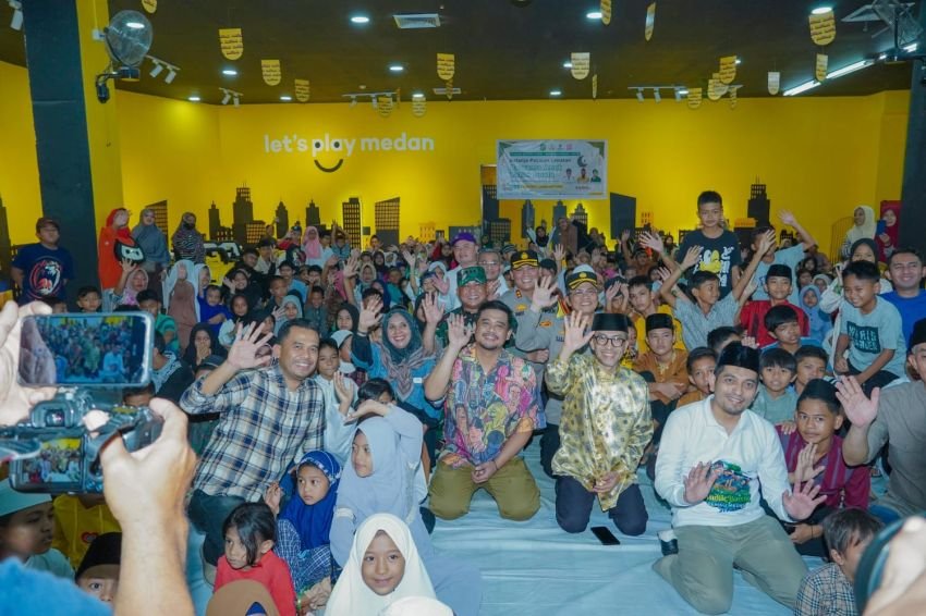Bobby Nasution Bersama 500 Anak Yatim Dhuafa Belanja Pakaian dan Perlengkapan Lebaran