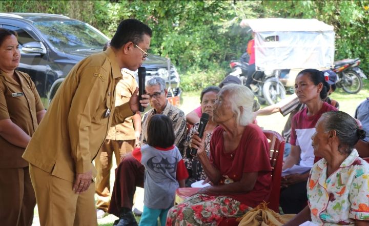 Bupati Toba Serahkan BLT di Tiga Desa