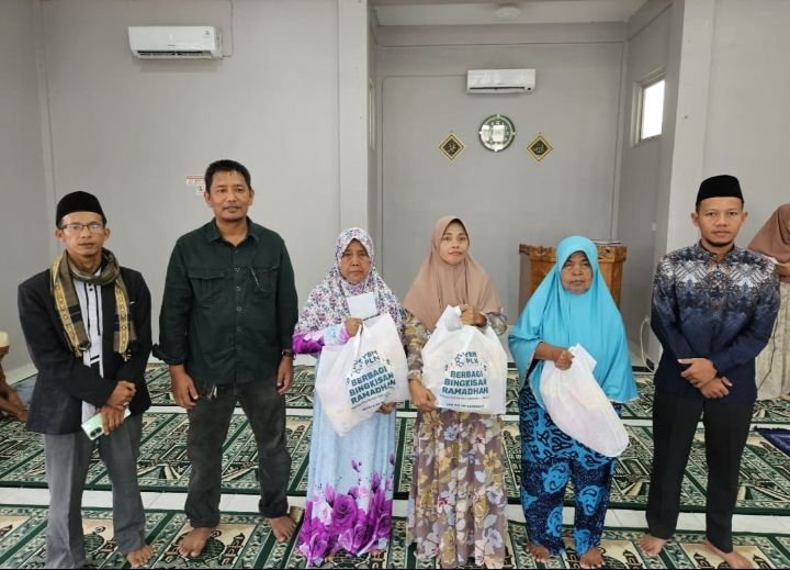 Momen Ramadhan, YBM PLN Bersama UPP SBU 4 serahkan Zakat Maal untuk Mustahik 3 Desa di Basecamp PLTA Asahan 3