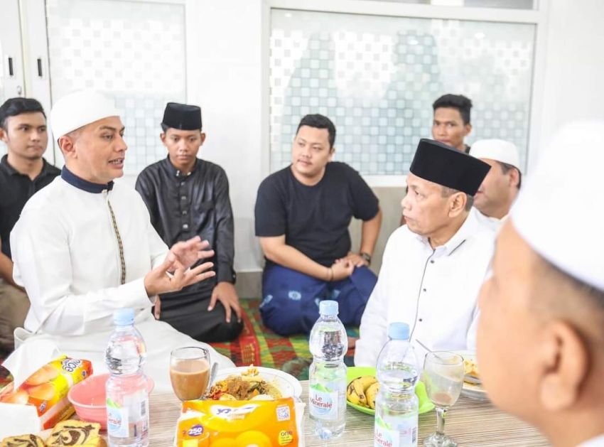 Jamaah Masjid Al Muhajirin Tepung Tawari  bersama Beberapa anggota DPR / DPRD terpilih, Ini Kata Haji Ijeck