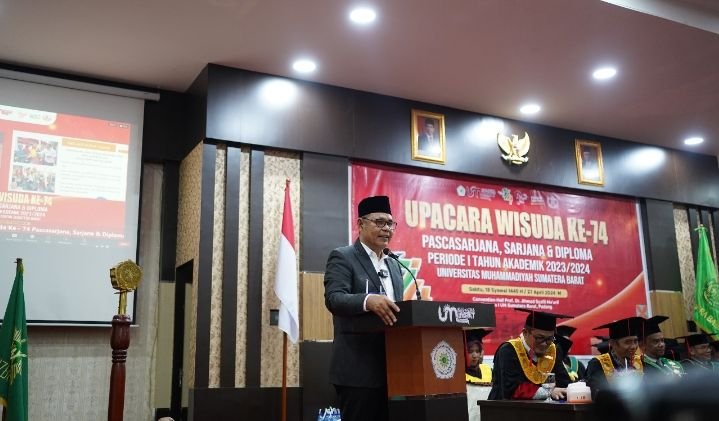 Bupati Solok Epyardi Asda menghadiri wisuda ke-74 di Universitas UMSB