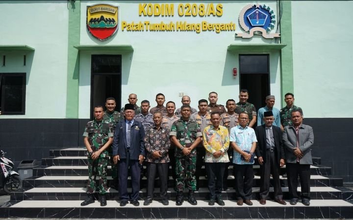Bupati Serahkan Plakat Kepada Komandan Korem (Danrem) 022/Pantai Timur
