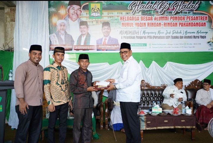 Bupati Solok Menyerahkan Bantuan Sebesar Rp. 15 Juta dan 100 Helai Kain Sarung untuk Keluarga Besar Pondok Pesantren Nurul Yaqin.
