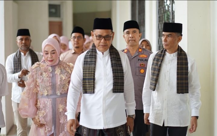 Perayaan Idul Fitri 1445H di Mesjid Agung Darusallam, Kabupaten Solok.