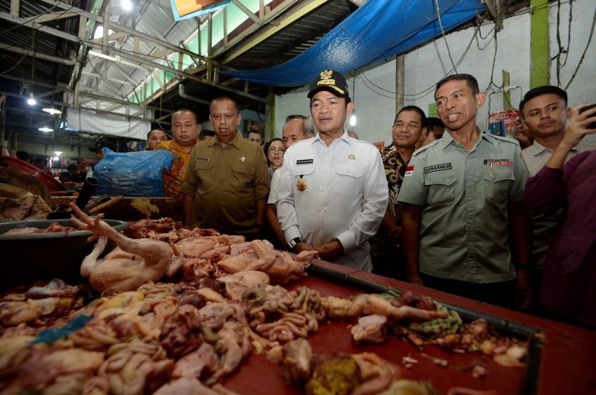 Tinjau Pasar Sei Sikambing Jelang Lebaran, Pj Gubernur Sumut: Masyarakat Jangan Panik dan Tetap Belanja dengan Bijak