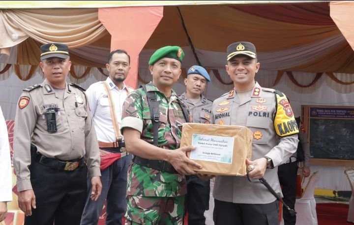 Kapolres Asahan Beri Bingkisan Kepada Personil Tugas Pengamanan OPS Ketupat Toba 2024
