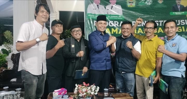 Anak Yatim dan Du'afa Jama'ah Masjid Agung Al Muhsinin Menerima Santunan Dari Wakil Wali Kota Solok.