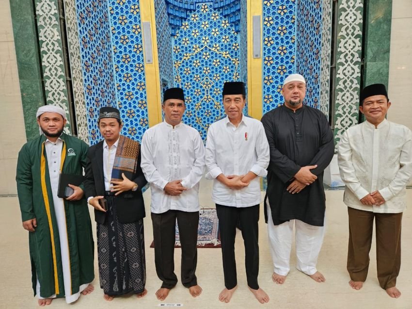 Presiden Jokowi Shalat Jumat di Mesjid Agung Medan