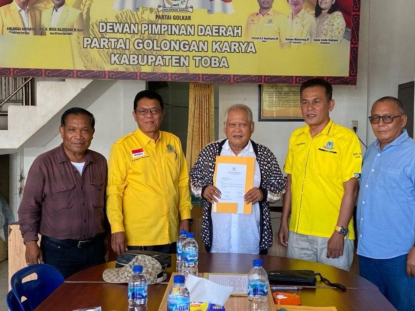 Kasmin P Simanjuntak Ambil Formulir Pendaftaran Balon Bupati Toba 2024