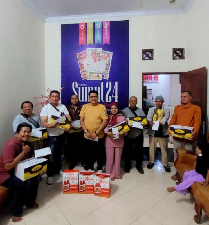 Mejelang Hari Raya Idul Fitri, CEO Sumut24 Rianto SH MH Bagi THR dan Bingkisan