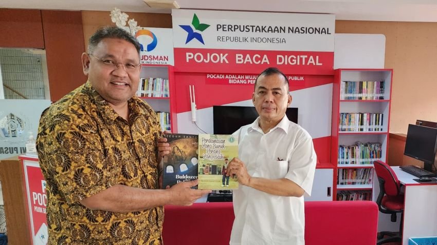 Teguh Serahkan Dua Buku Peraih Rekor MURI untuk PWI