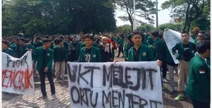 Mahasiswa USU Demo Mempertanyakan UKT Yang Melejit