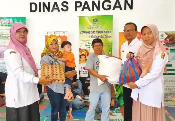 Dinas Pangan Kota Solok, Serahkan Bantuan Pangan Kepada 100 Keluarga Yang Memiliki Balita Stunting