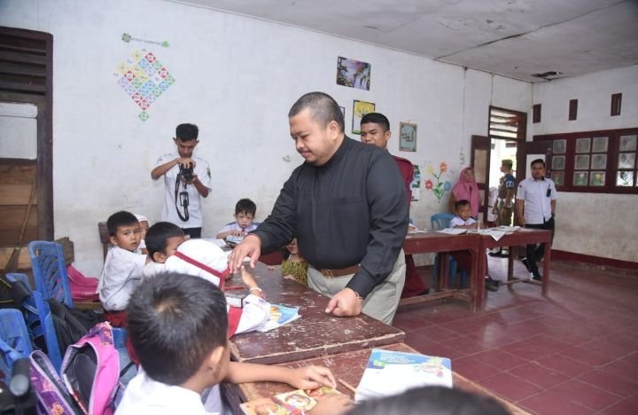 Pagi-pagi Anak Pargarutan Tapsel Tersenyum Dapat Susu Gratis Dari Bupati Dolly Pasaribu