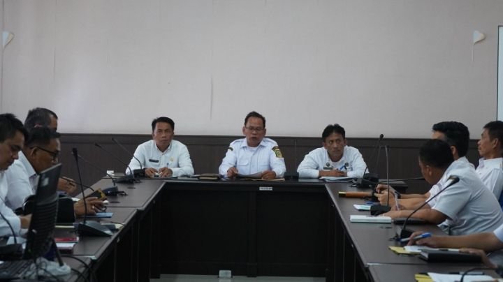 Sekda Pakpak Bharat Pimpin Rapat Monitoring Dan Evaluasi Atas Target PAD