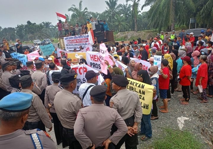 Ratusan Warga Forum Perjuangan Tanah Kota Galuh Gelar Aksi Damai di PN Sei Rampah