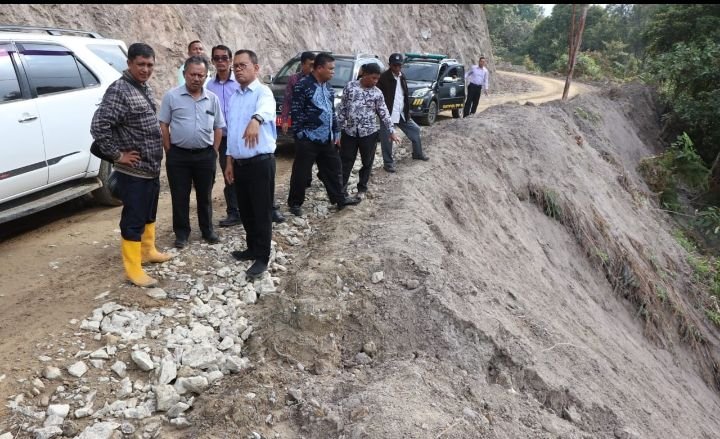 Bupati Toba Tinjau Perbaikan Jalan di Daerah Terpencil