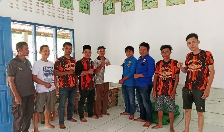 Sambangi Masjid Al Ikhlas Payabango, DPD KNPI Palas serahkan Bantuan Keramik