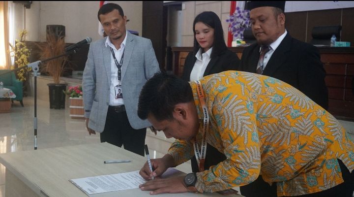 Bawaslu Kabupaten Pakpak Bharat Lantik 24 Anggota Panwaslu Kecamatan se-Kabupaten Pakpak Bharat