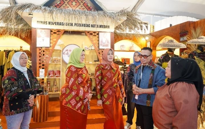 Ibu Negara Puji Stan Sumut di Dekranas Expo 2024