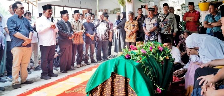 Bupati Simalungun Bersama Ketua DPRD Kunjungi Rumah Duka Alm Jaminta Purba