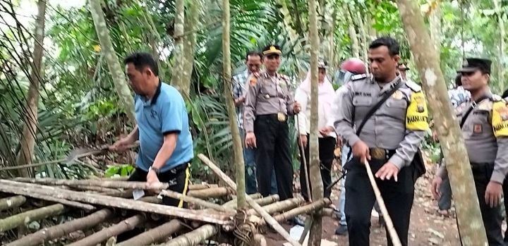Polsek Dolok Masihul Bersama Pemerintah Desa Bongkar Gubuk Transaksi Dan Penggunaan Narkoba