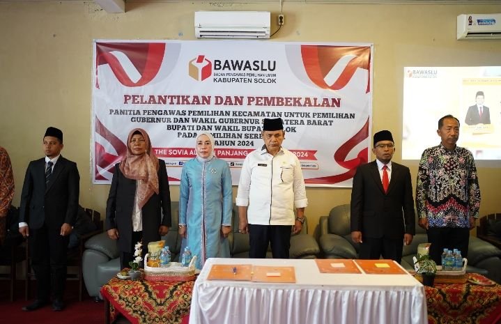 Bupati Solok Capt. H. Epyardi Asda, M.Mar Dt Sutan Majo Lelo Saksikan Pelantikan Panwascam