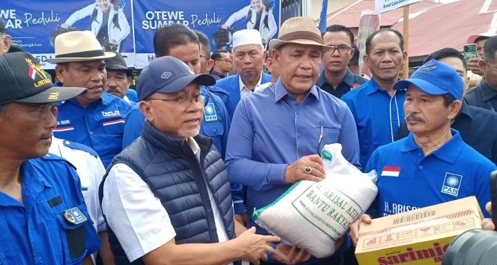 Bupati Solok Epyardi Asda Dampingi Menteri Perdagangan Zulkifli Hasan Serahkan Bantuan Untuk Korban Galodo Agam