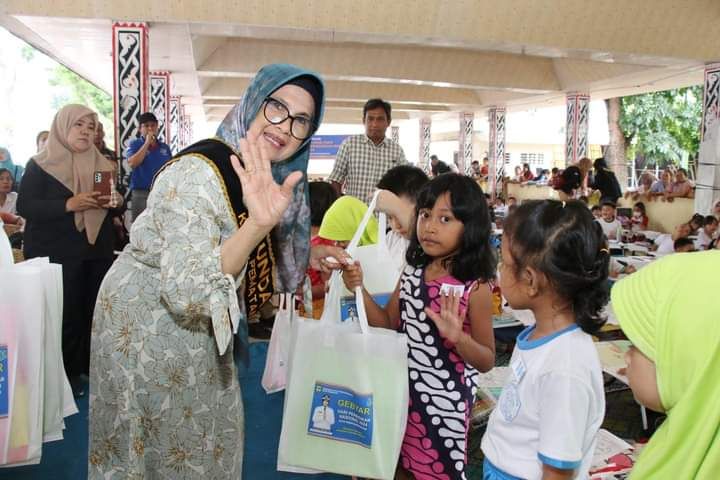 Wali Kota menyerahkan alat mewarnai secara simbolis sebagai tanda dibukanya lomba mewarnai untuk murid Pendidikan Anak Usia Dini (PAUD)