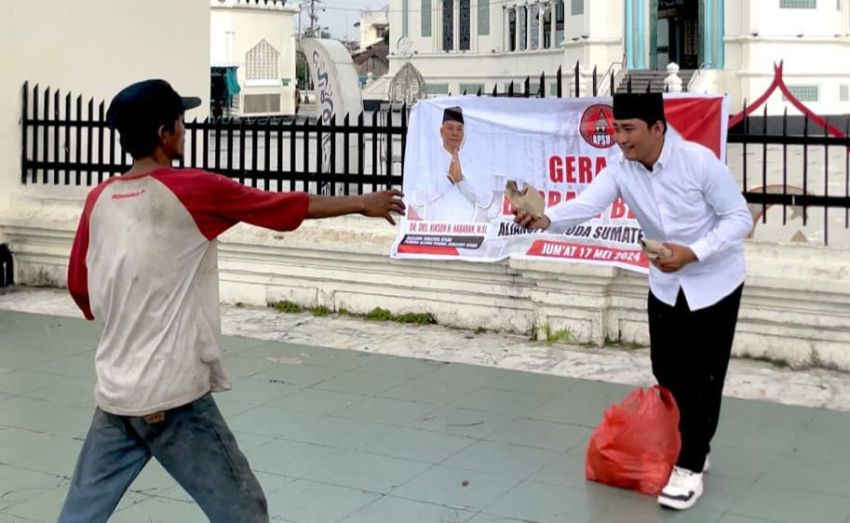 Nikson Nababan Berbagi Kepada Masyarakat Medan di Jumat Berkah